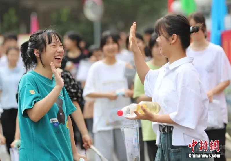 汽车撞飞骑行者致2死 司机被羁押